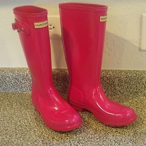 Hot pink Hunter rain boots.